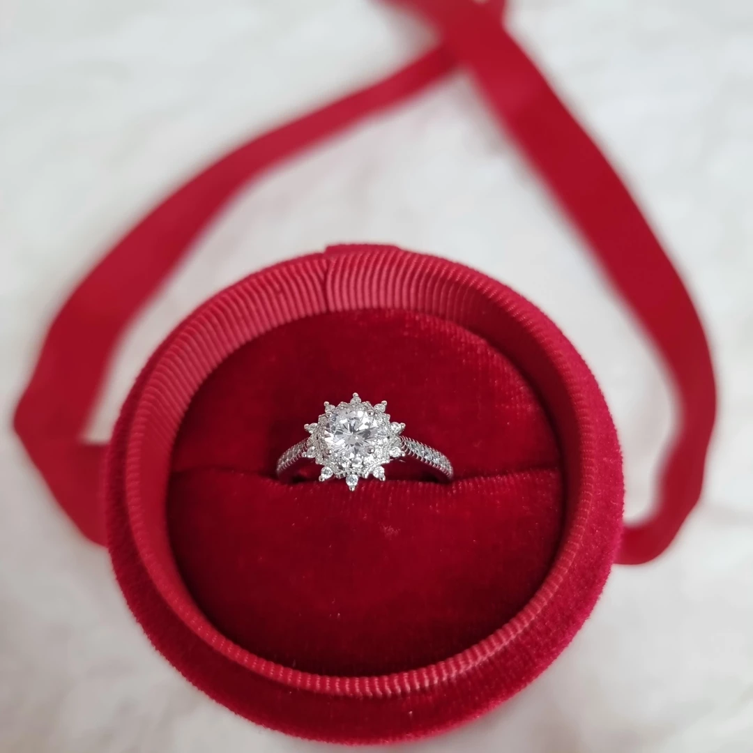 Stříbrný prsten s motivem kytky se zirkony