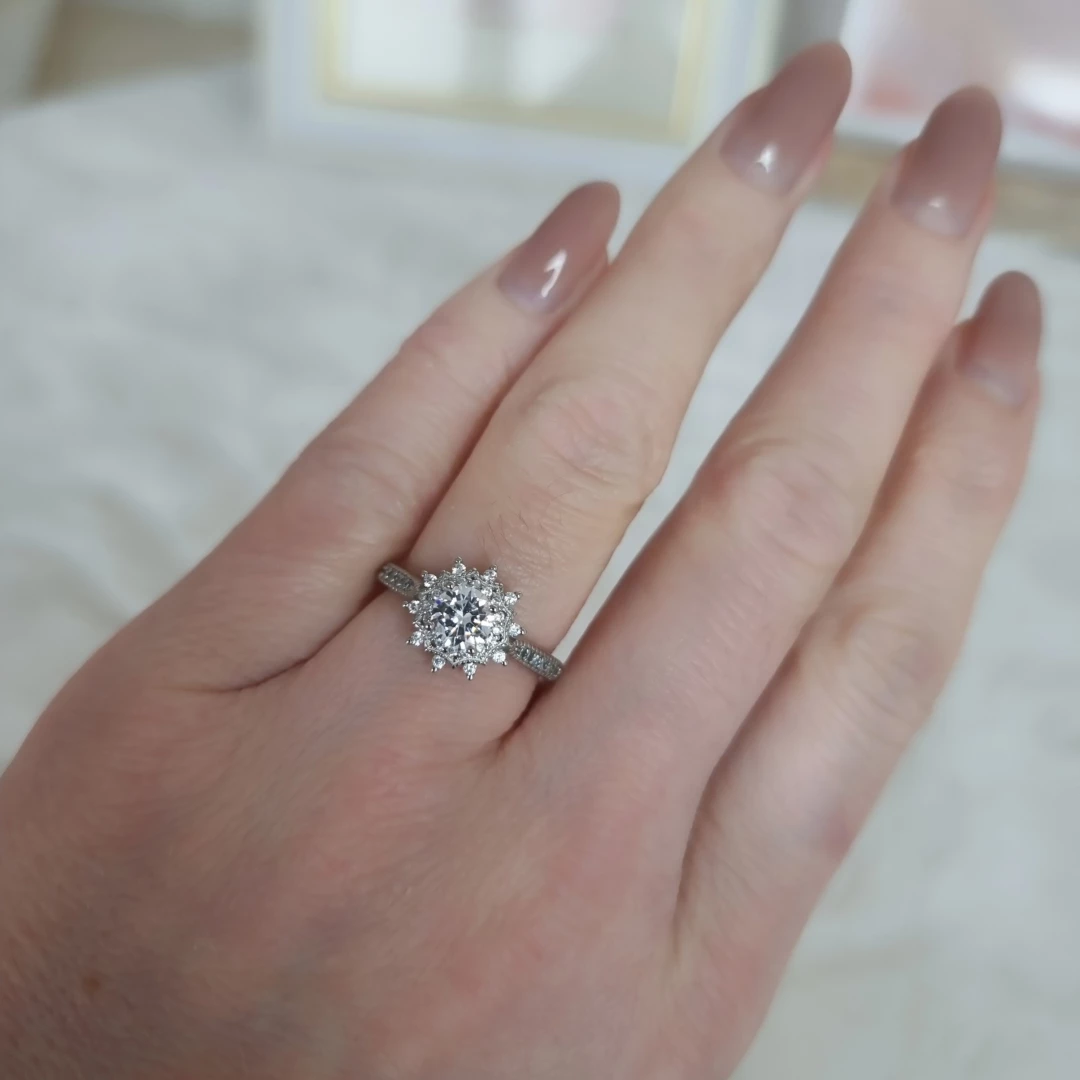 Stříbrný prsten s motivem kytky se zirkony
