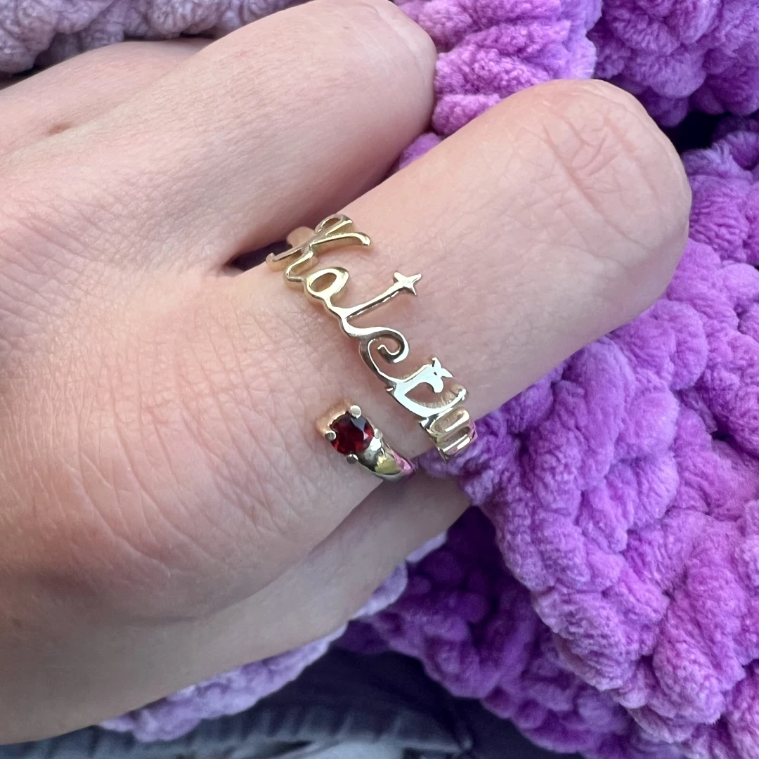 Zlatý prsten se jménem a minerálem