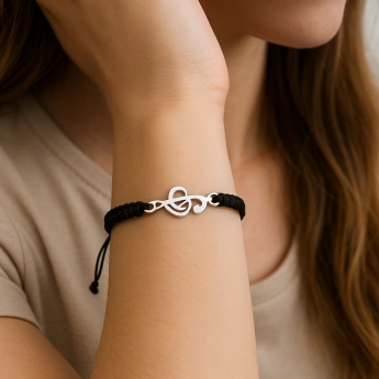 Macramé náramek s houslovým klíčem – černý, ocel