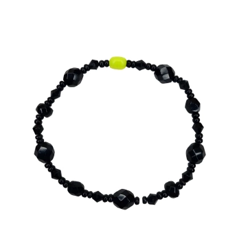 Bižuterní černý náramek se svítícím korálkem Kanar