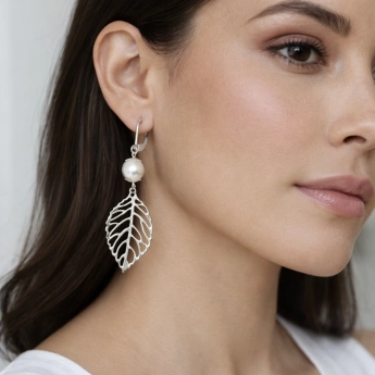 Ocelové náušnice s perlou a jemným listem