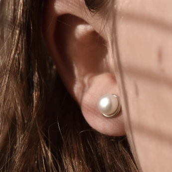 Stříbrné náušnice s perlou Ariadna