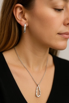 Ocelová souprava se zakrouceným motivem Nilla