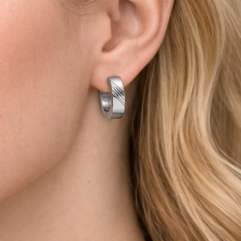 Ocelové kroužkové náušnice s rytým detailem