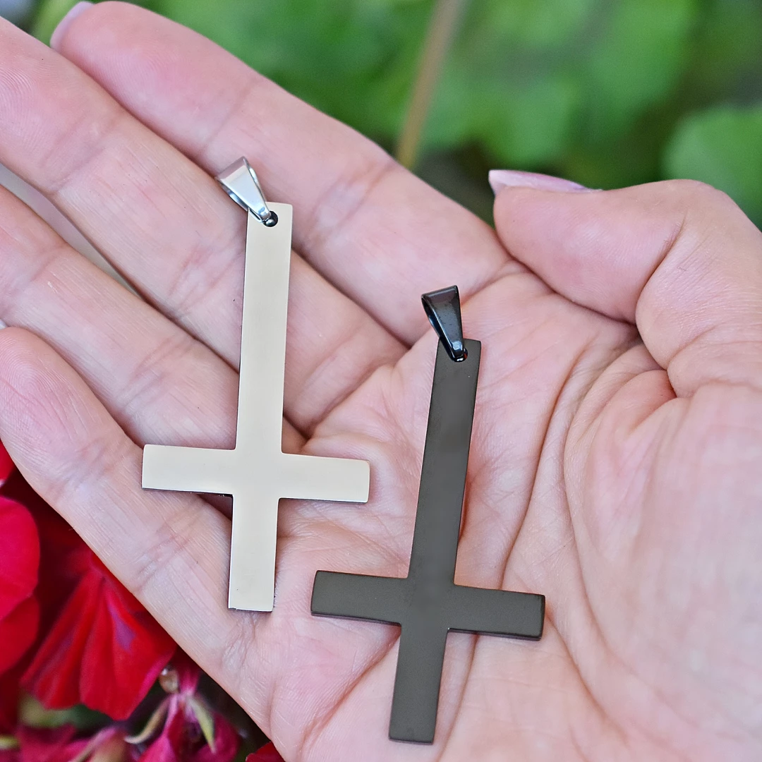 Ocelový obrácený kříž, varianty