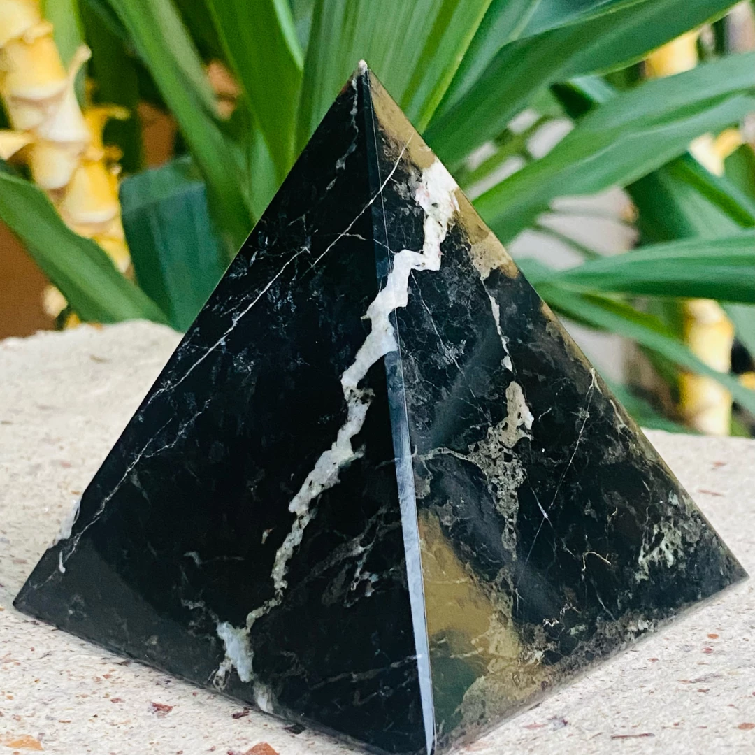 Pyramida onyx 7,5 cm