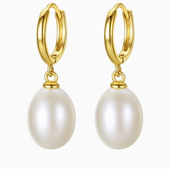 Pozlacené náušnice s perlou – oválné visací kroužky