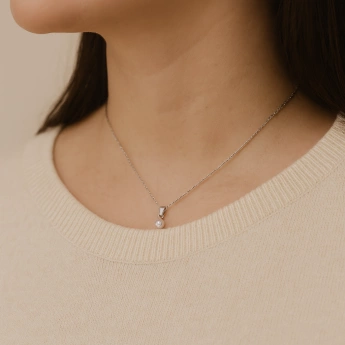 Stříbrný přívěsek s plochou perlou Anitte