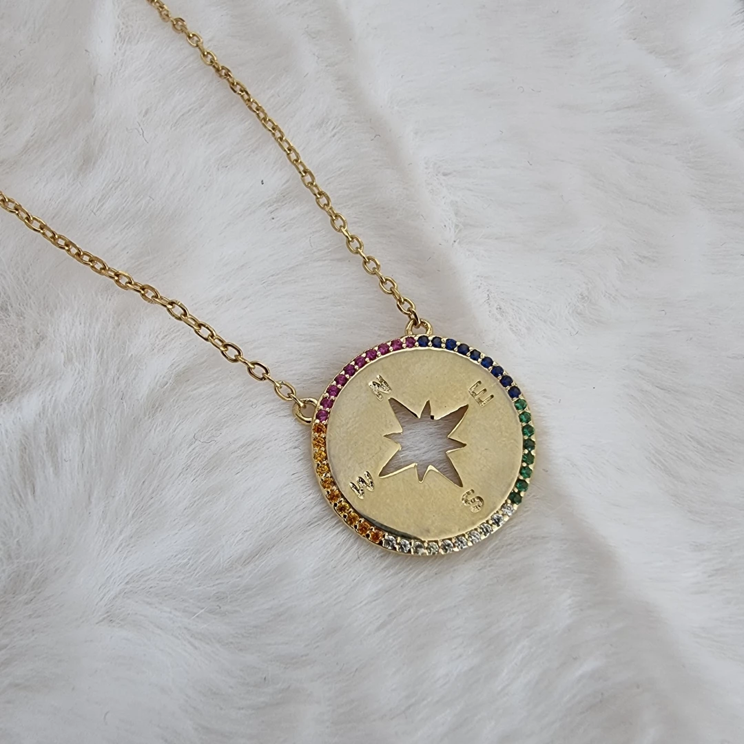 Zlacený náhrdelník kompas s barevnými zirkony