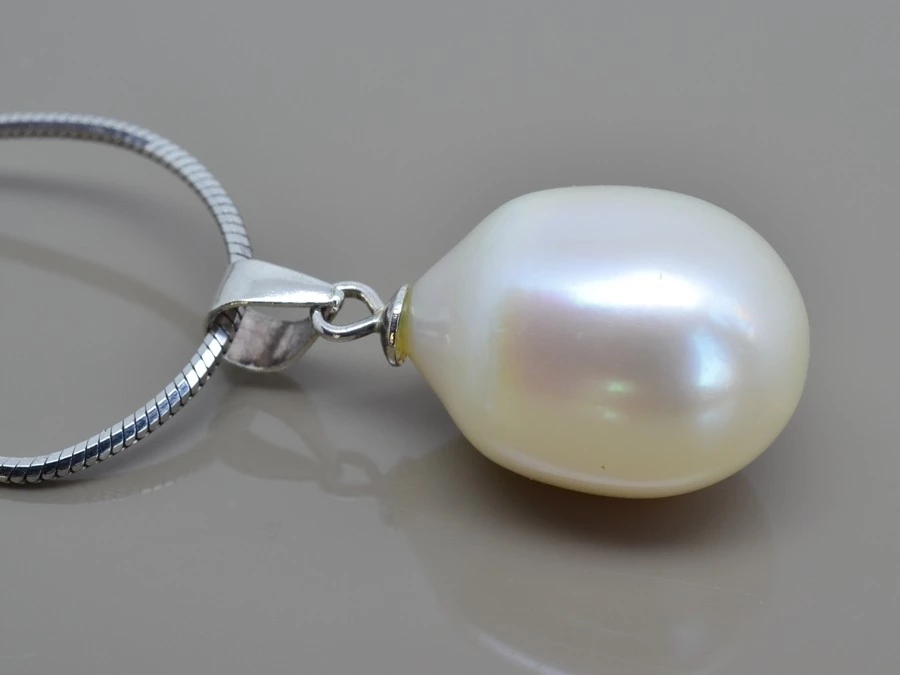 Přívěsek říční perla bílá