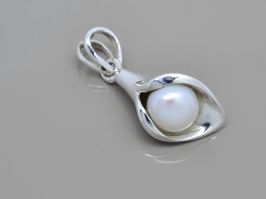 Stříbrný přívěsek perla bílá