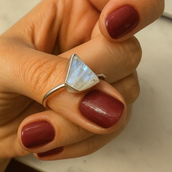 Stříbrný prsten měsíční kámen Viruca