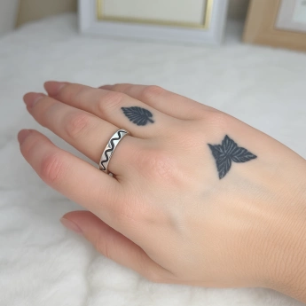 Stříbrný prsten s rytím Mildred