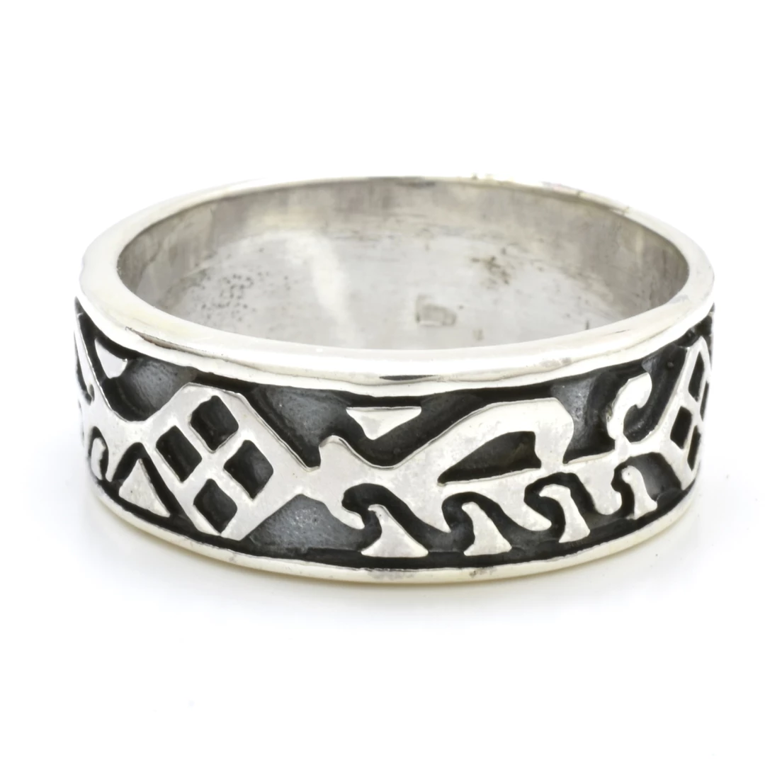 Stříbrný prsten s ornamenty