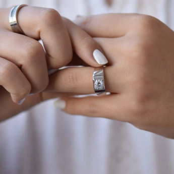 Stříbrný masivní prsten s Moissanitem Maximus