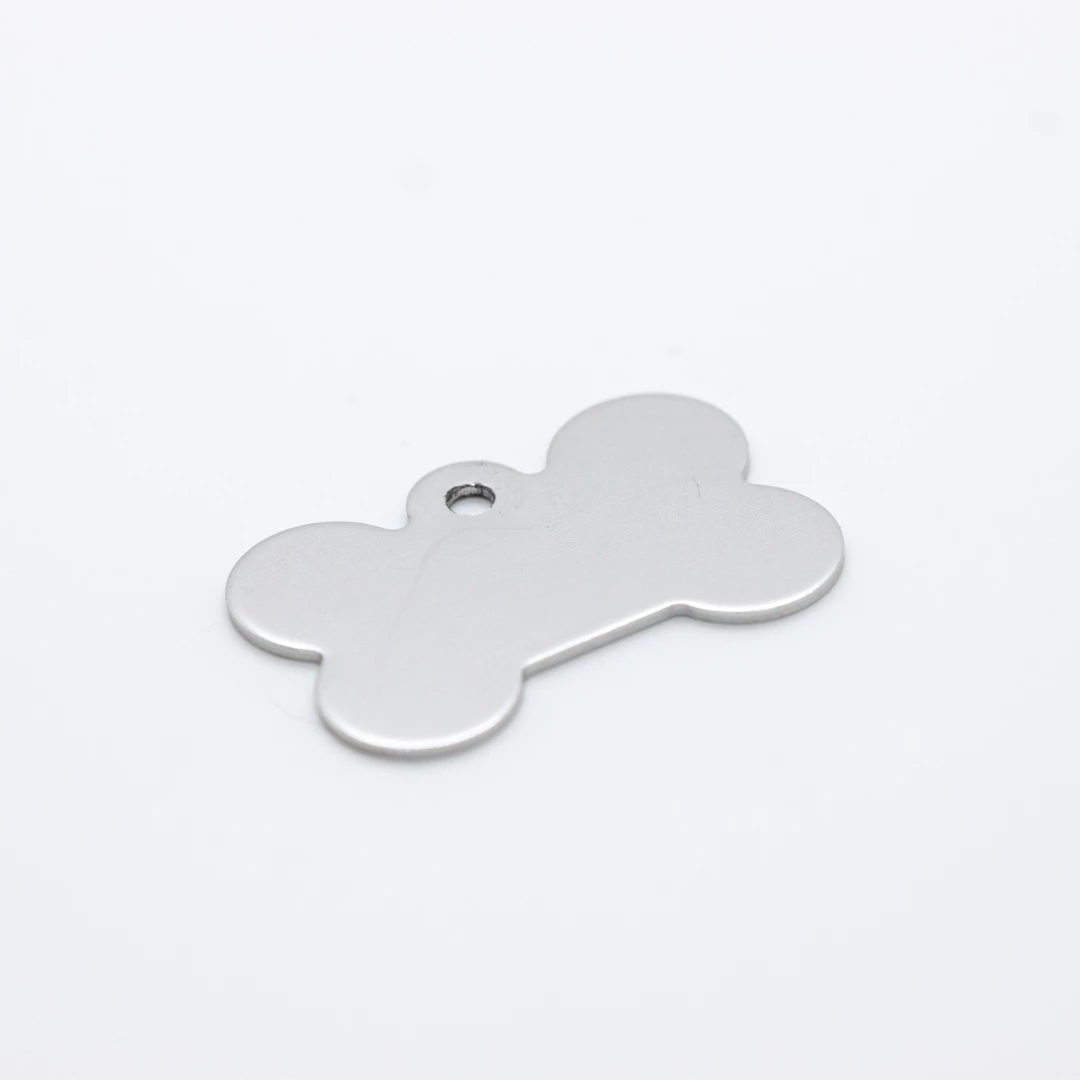 Hliníková psí známka s gravírováním Kost Stříbrná