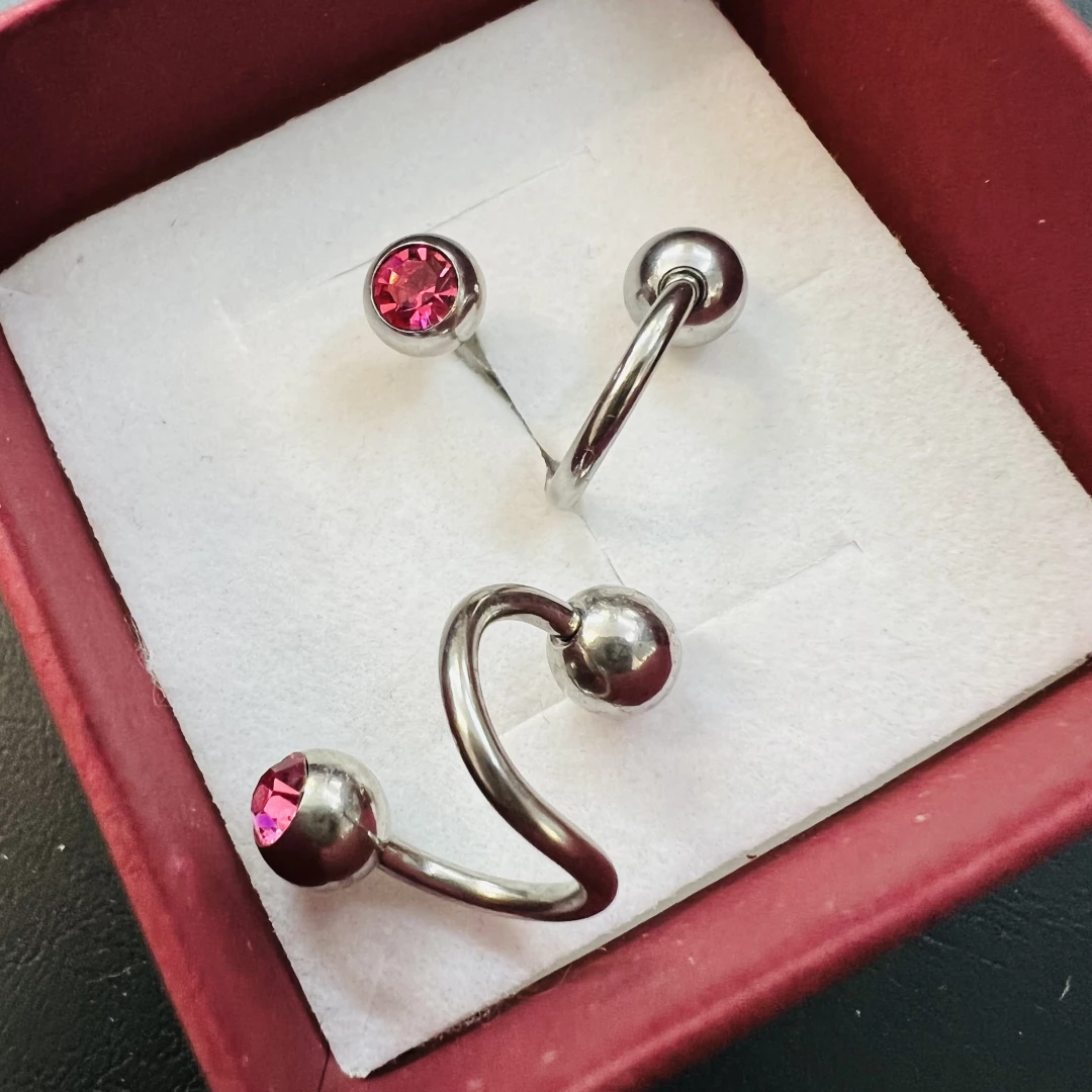 Ocelový piercing do obočí růžový zirkon