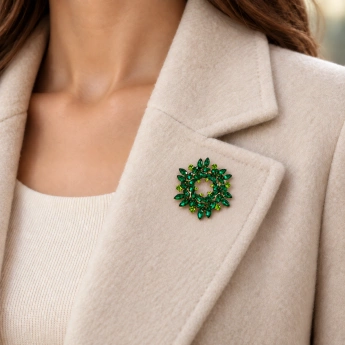 Brož Zelený věnec s krystaly Swarovski