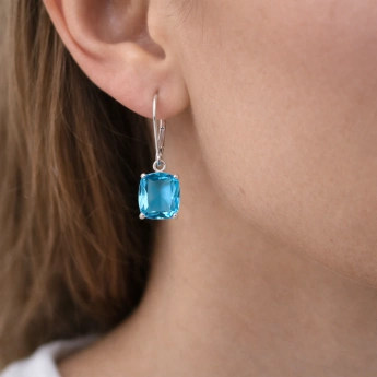 Stříbrné náušnice s modrým kamenem – elegantní obdélník