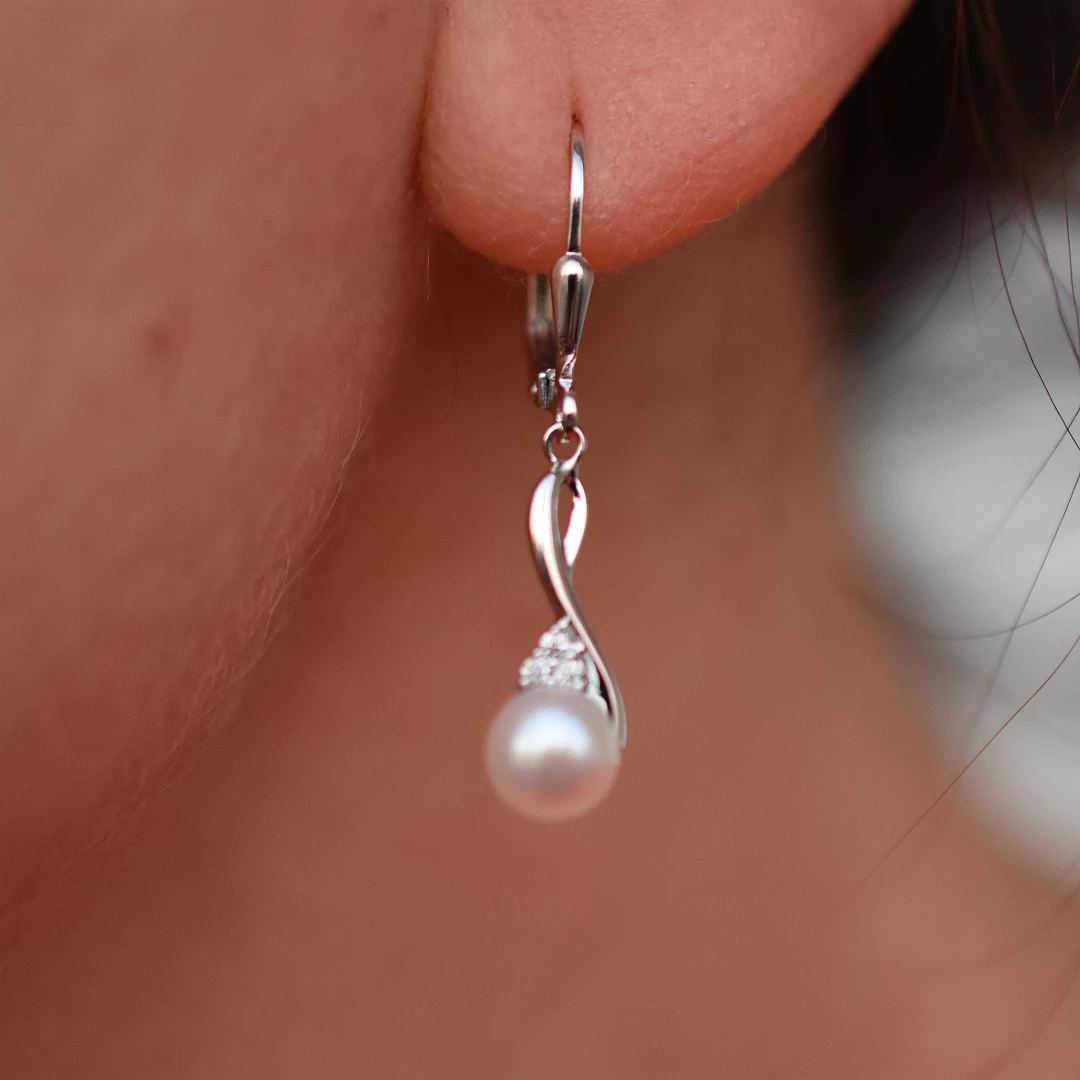 Stříbrné náušnice s perlou visící Lolilie