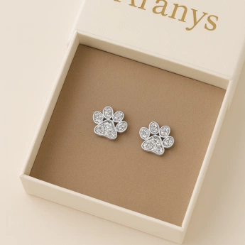 Stříbrné náušnice Tlapka se zirkony – jemný třpyt pro milovníky zvířat