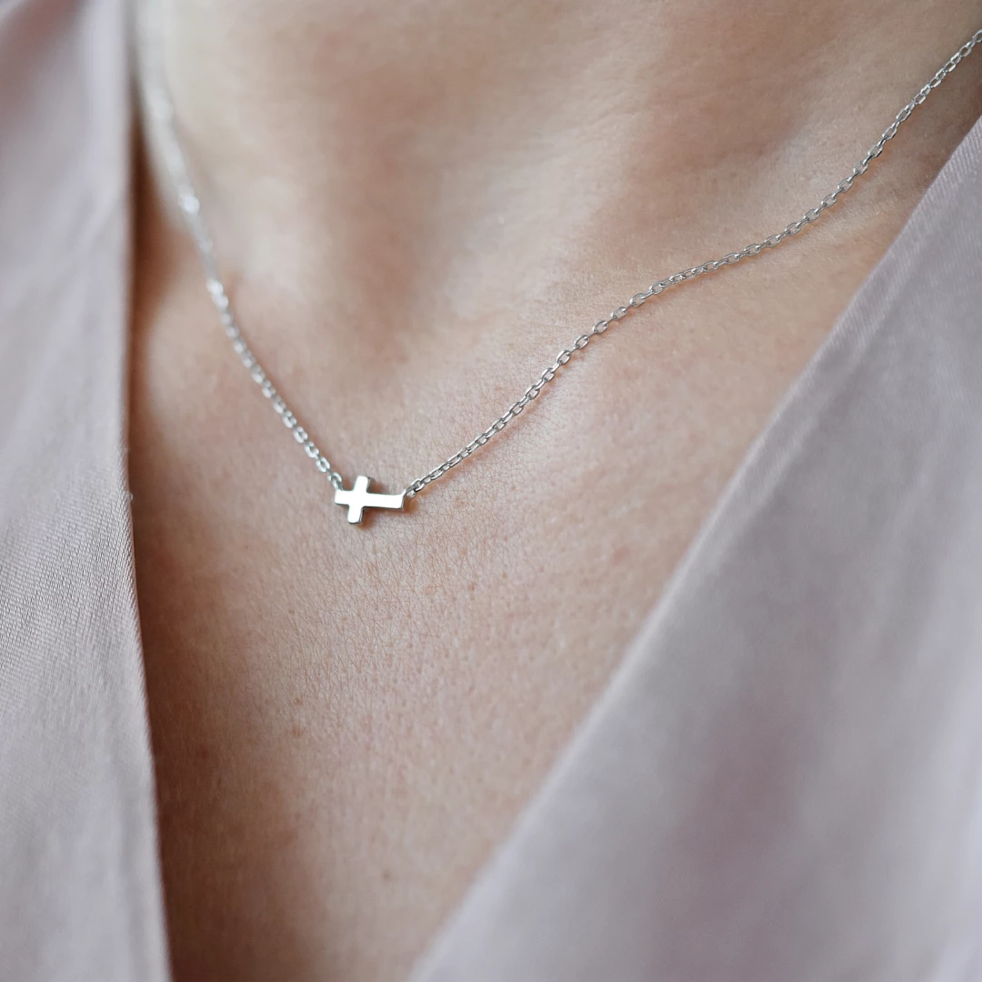 Stříbrný náhrdelník křížek