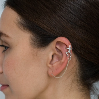 Stříbrná záušnice Climber s řetízkem – lezec na uchu