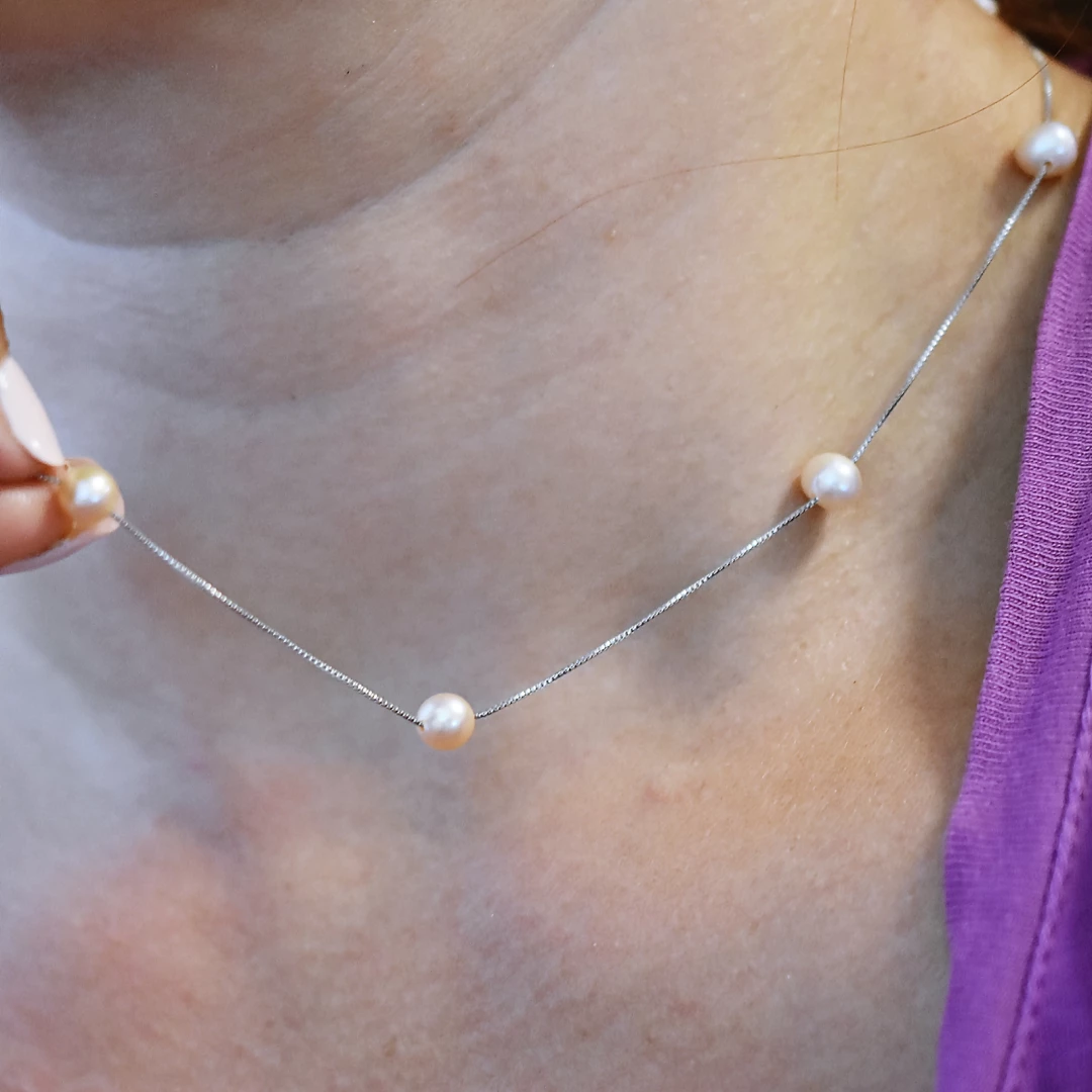 Stříbrný náhrdelník s perlami multicolor