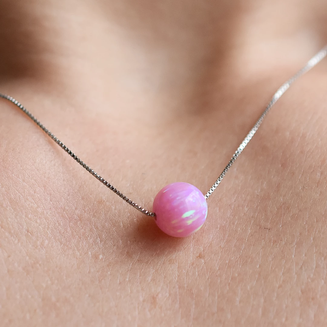 Stříbrný náhrdelník s růžovým opálem, kulička