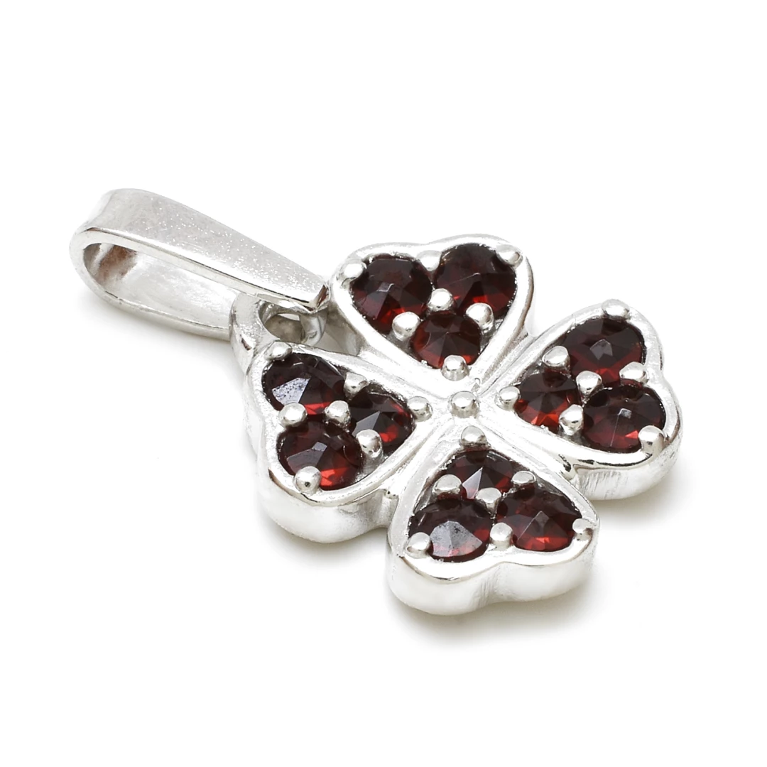 Stříbrný přívěsek čtyřlístek s českým granátem Kaja