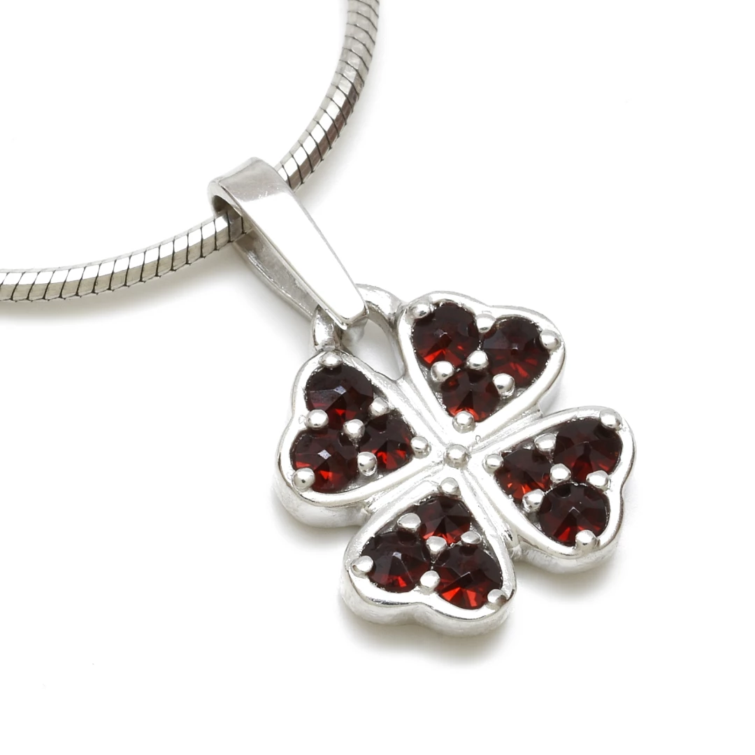 Stříbrný přívěsek čtyřlístek s českým granátem Kaja