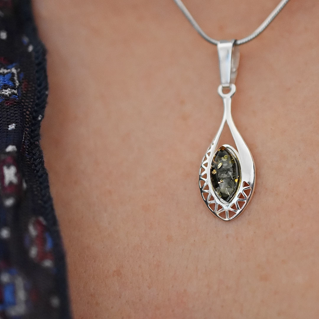 Stříbrný přívěsek se zeleným jantarem Amberly