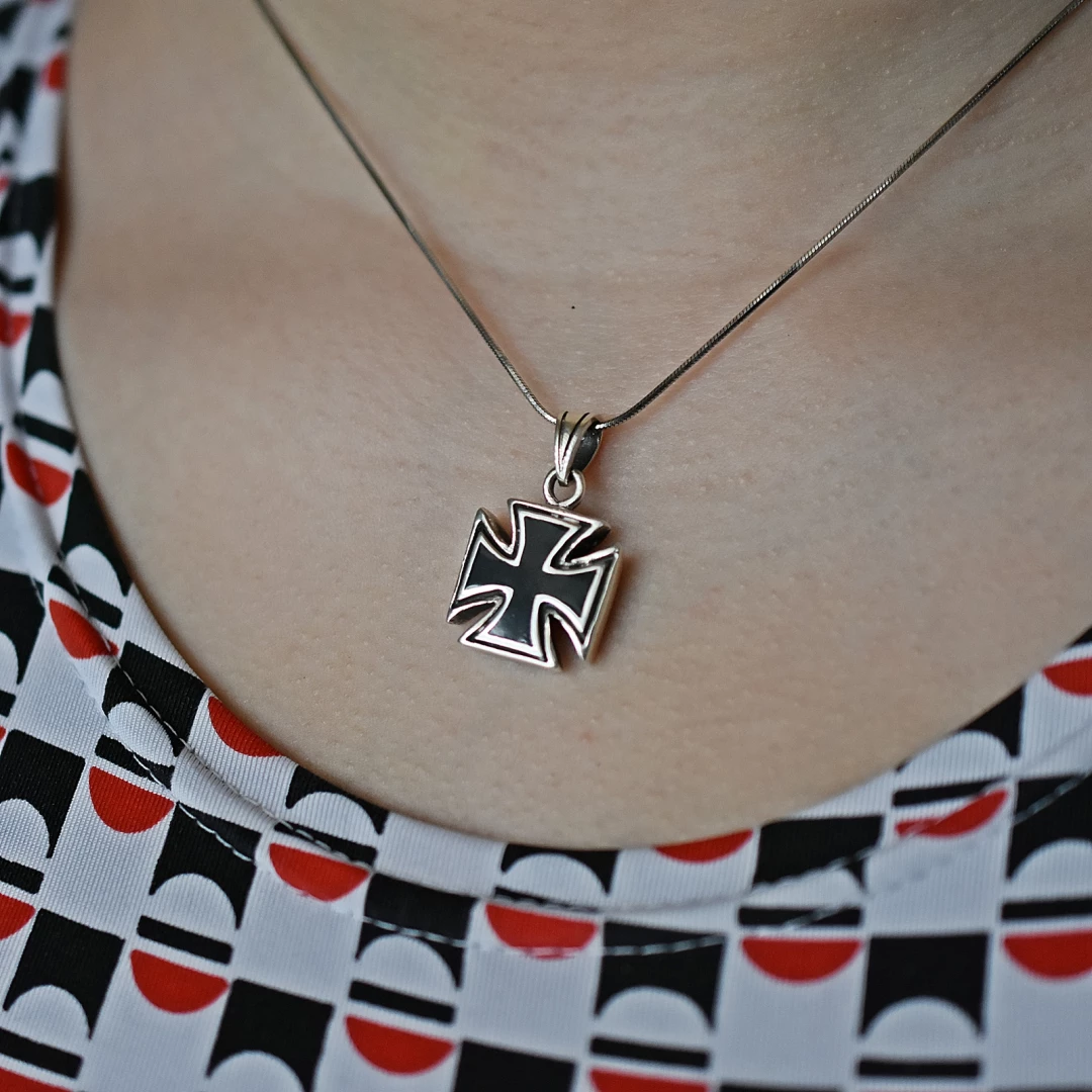 Stříbrný přívěsek - maltézský kříž