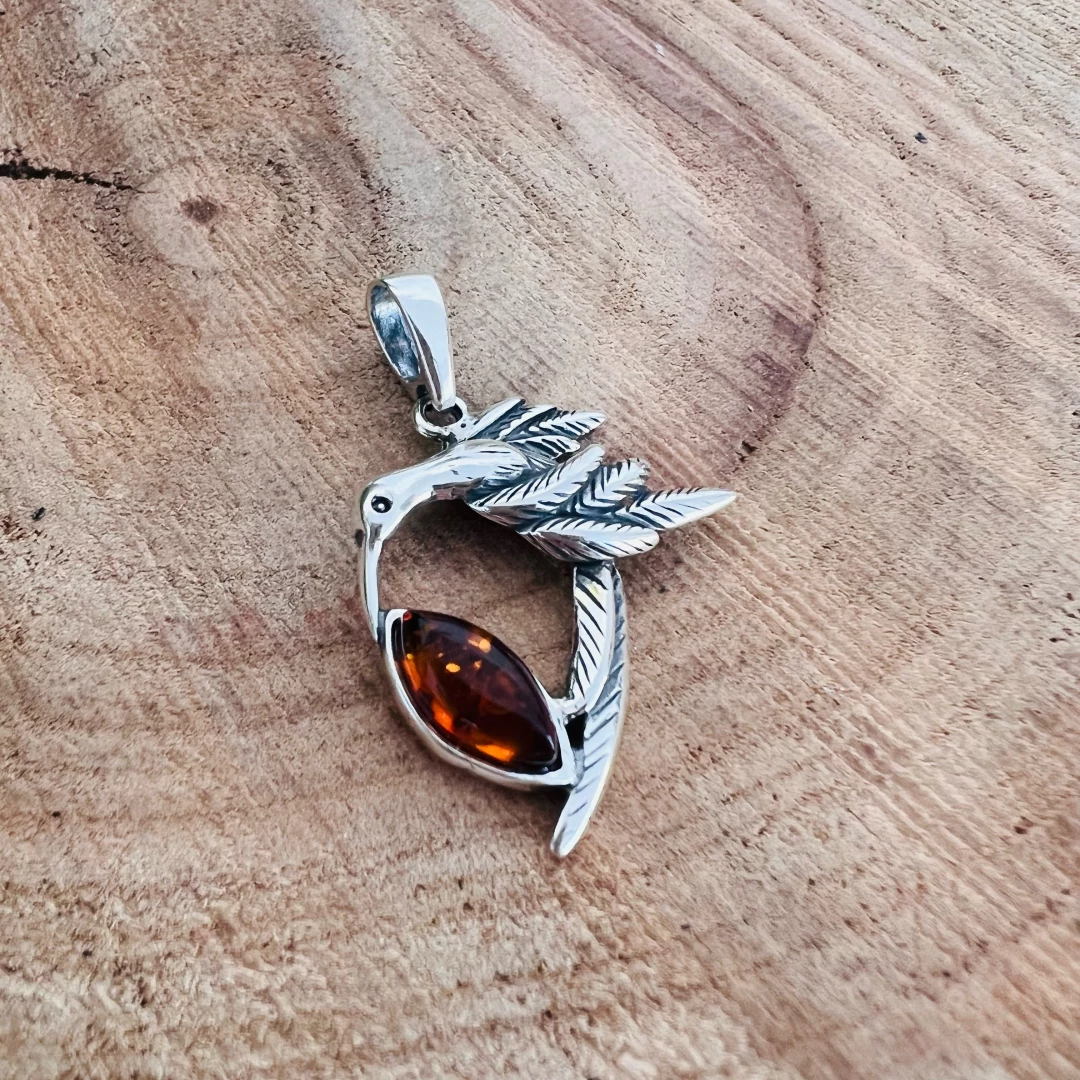 Stříbrný přívěsek kolibřík s jantarem