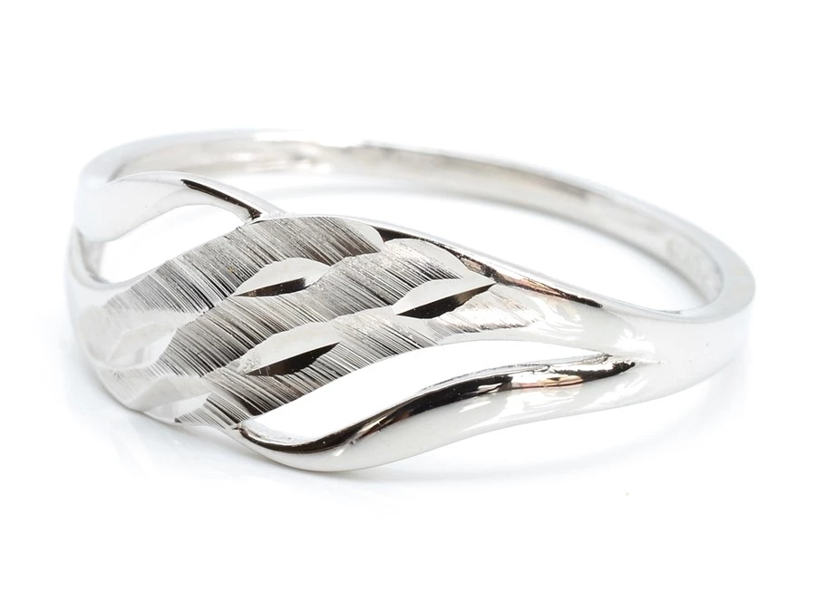 Stříbrný prsten zdobený