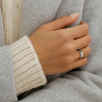 Stříbrný prsten se zdobením a zirkony Liam