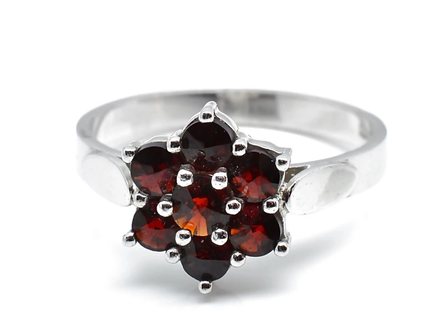 Stříbrný prsten kytka český granát