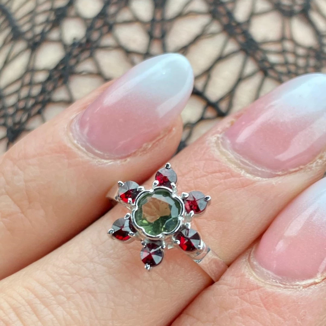 Stříbrný prsten květ s českým granátem a vltavínem