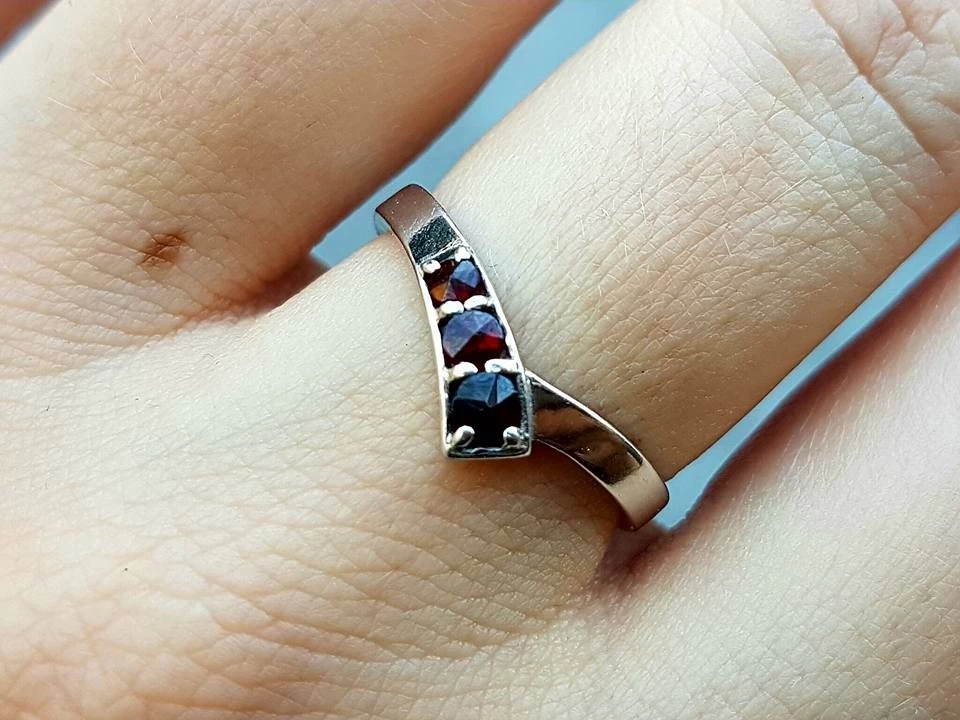Stříbrný prsten s českým granátem