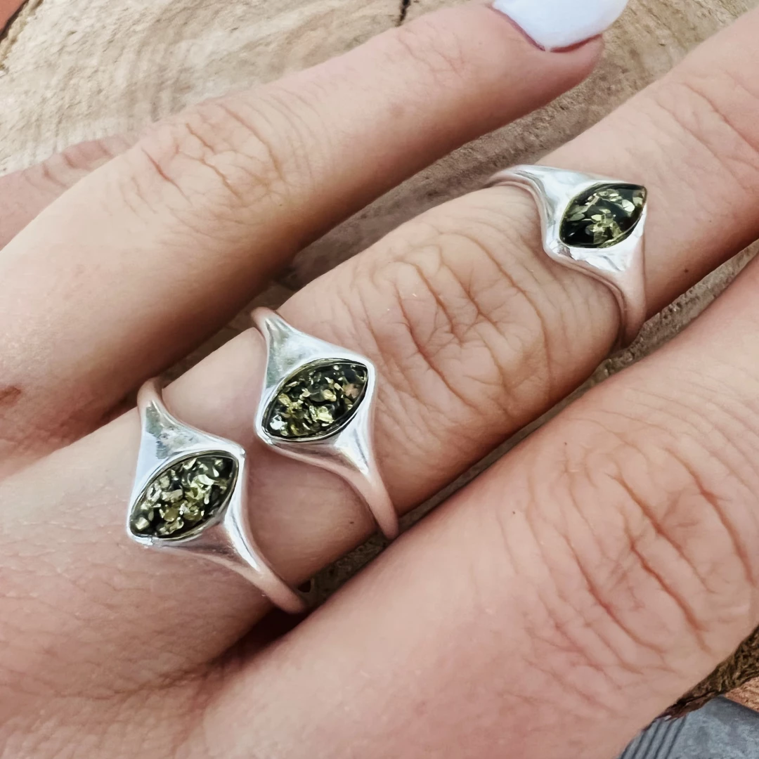 Stříbrný prsten se zeleným jantarem