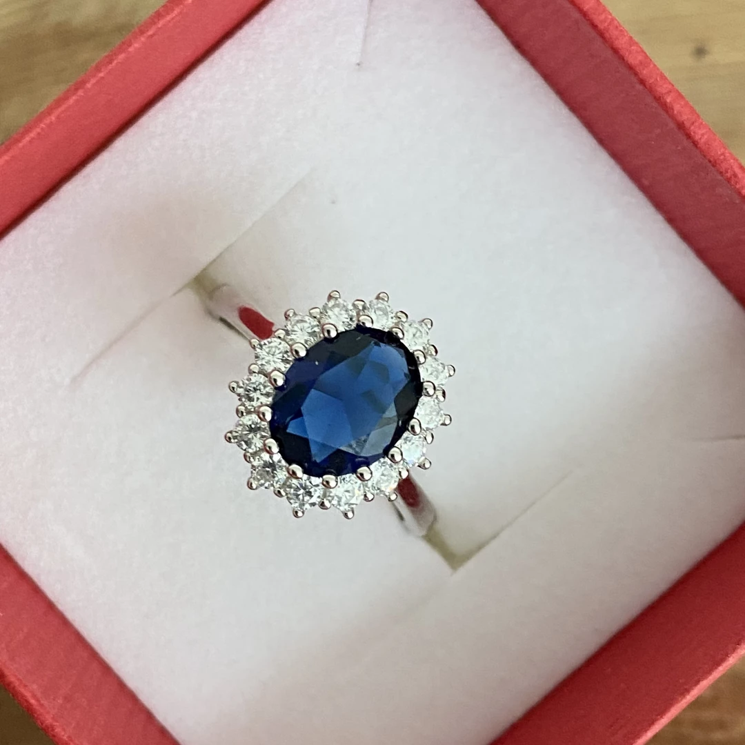 Stříbrný prsten princezny Diany s modrým zirkonem