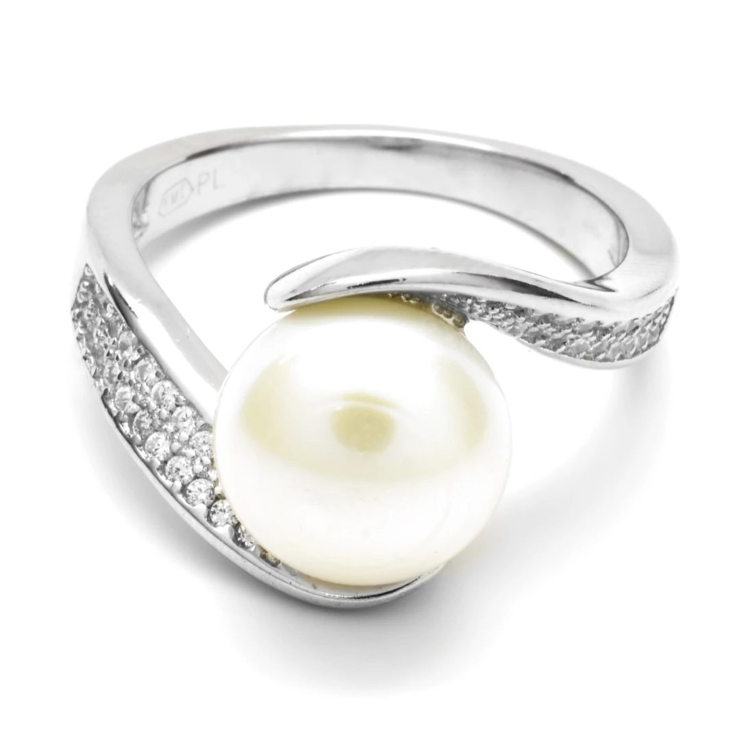 Stříbrný prsten s perlou 52