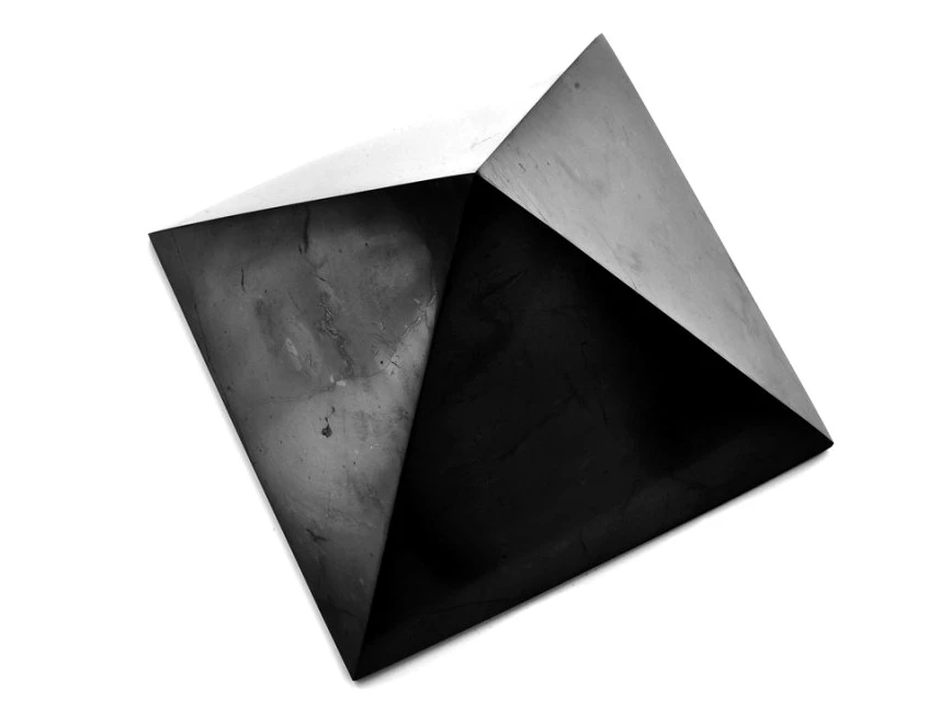 Šungitová pyramida 25 x 25 cm