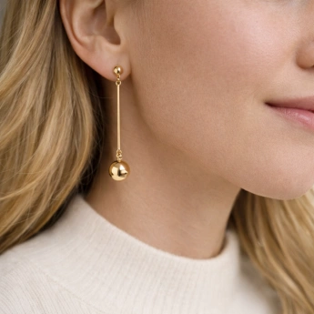 Zlacené visací náušnice s kuličkou – minimalistický elegantní design