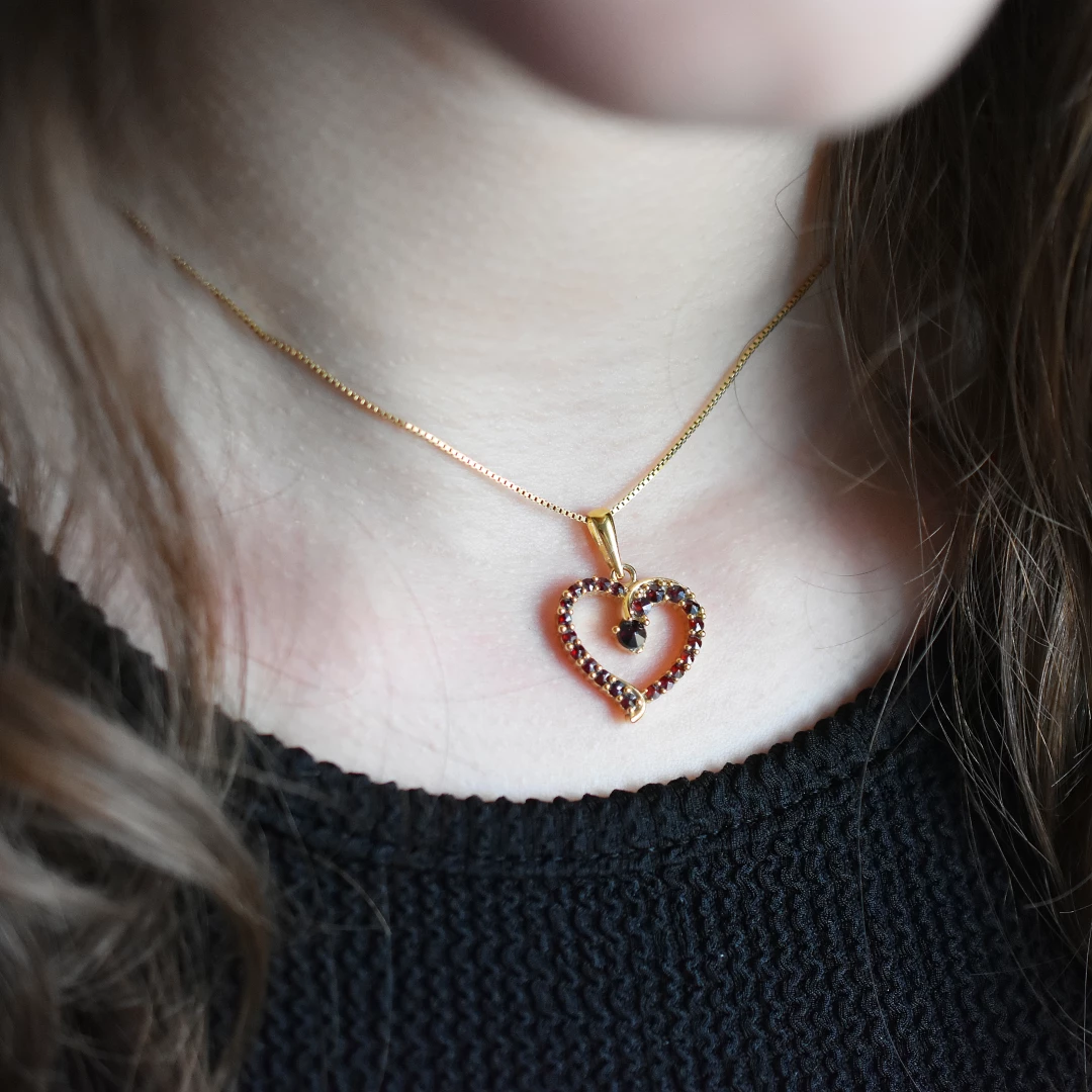 Stříbrný přívěsek srdce český granát Cyrus Český granát, Zlacení