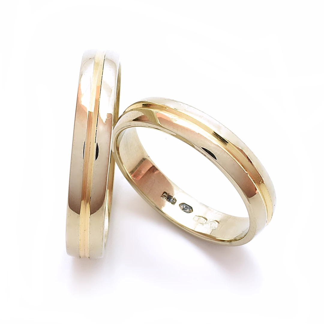 Zlaté snubní prsteny s proužkem