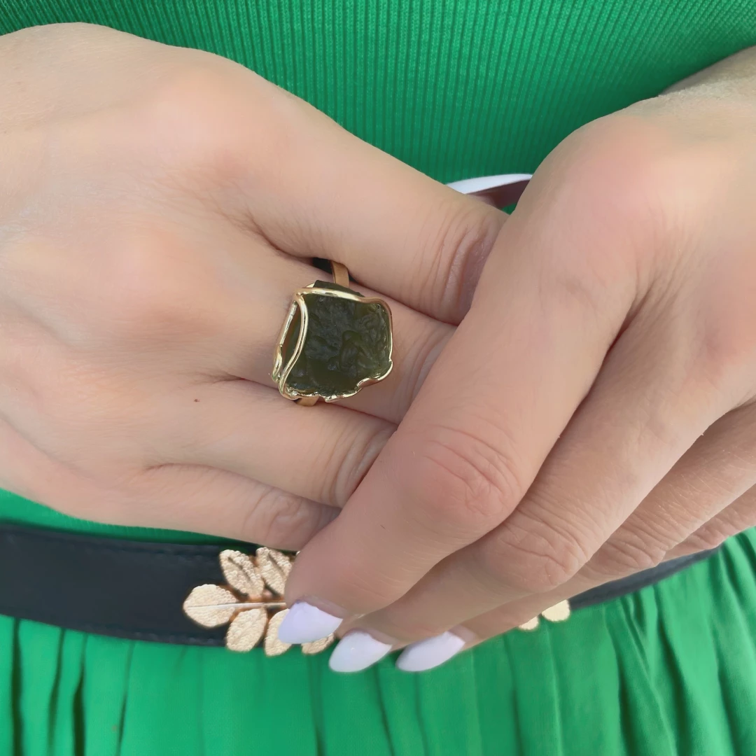 Zlatý prsten se surovým vltavínem Kalli, vel. 65