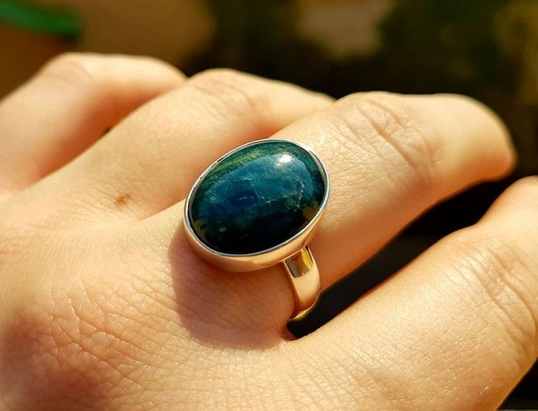 Stříbrný prsten - apatit