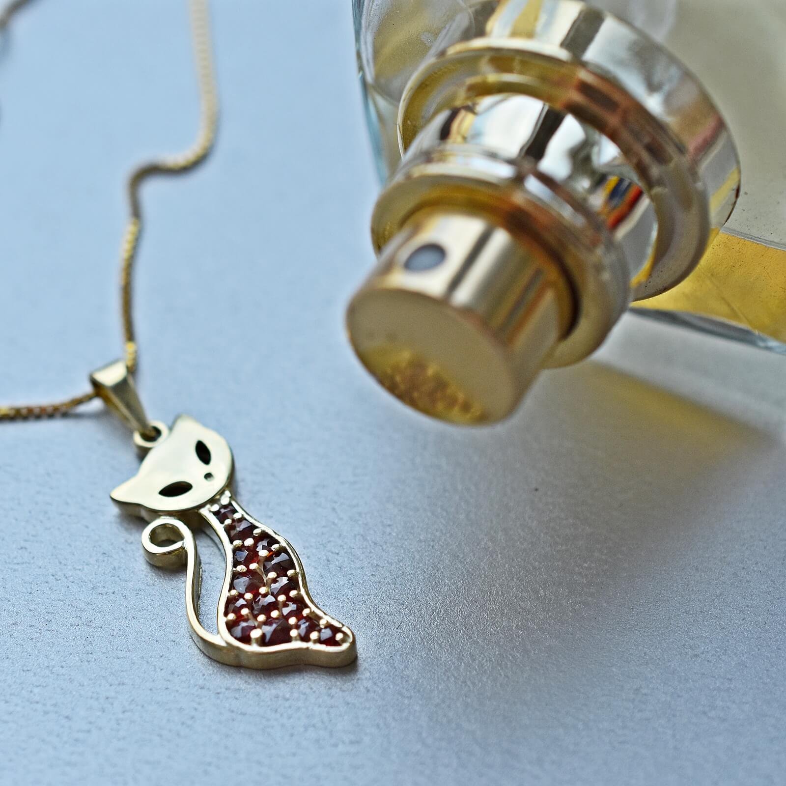 Přívěsek kočka, zlatý přívěsek s českými granáty